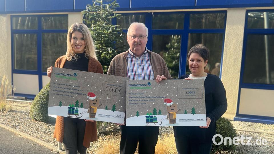 Liesa Weiß (links), Organisatorin des Mitarbeiter-Weihnachtsmarktes, übergab Geschäftsführerin Marion Forster eine Spende in Höhe von 5000 Euro an Herbert Putzer von der Kinderkrebshilfe Oberpfalz Nord. Bild: Liebensteiner Kartonagenwerk/exb