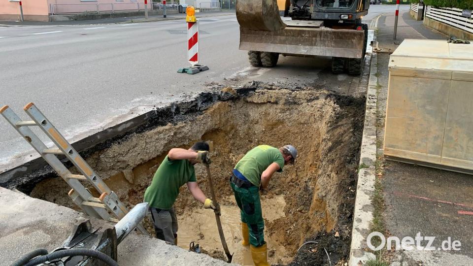 So sieht das aus, symbolisch gesehen, wenn ein Wasserrohrbruch - wie hier in Amberg - repariert werden muss. Die Anwohner der Blumenstraße in Hahnbach sind derzeit ohne Wasser, weil im Bereich ihrer Straße ein Rohr kaputt ging. Die Arbeiten sollen wohl bis mindestens 18 Uhr gehen, so lange wird das Wasser abgesperrt. Symbolbild: Petra Hartl