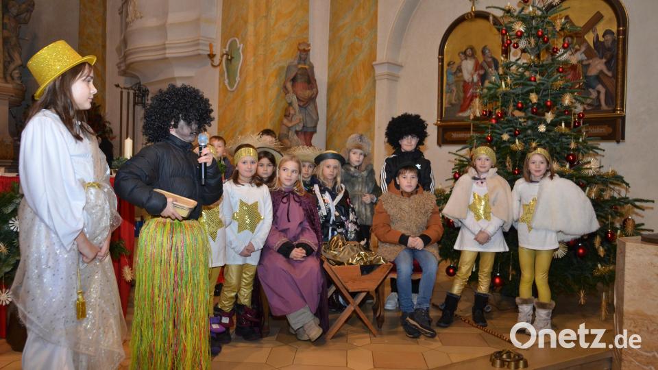 Kinder der Welt kommen in der katholischen Stadtpfarrkirche in Bethlehem an Heiligabend an. Bild: dob