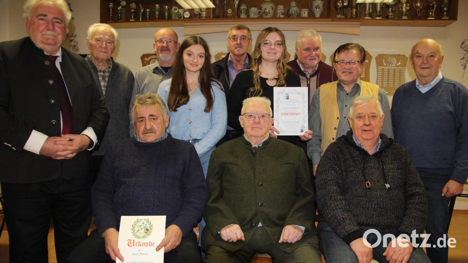 Im Rahmen des Jubiläumsabends wurden langjährige Mitglieder geehrt, die dem Kleintierzuchtverein Tirschenreuth schon seit Jahrzehnten die Treue halten. Im Bild die Geehrten mit Vorsitzendem Josef Zant (rechts) und Zweitem Bürgermeister Peter Gold (links). Bild: kro