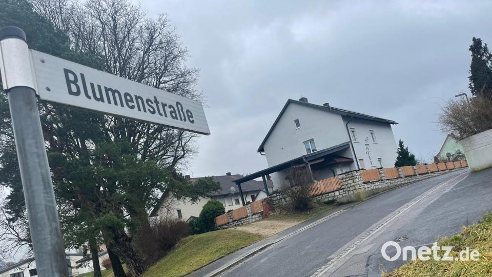 Wasserrohrbruch – und das am 1. Weihnachtsfeiertag. Die Anwohner der Blumenstraße in Hahnbach sind derzeit ohne Wasser, weil im Bereich ihrer Straße ein Rohr kaputt ging. Die Arbeiten sollen wohl bis mindestens 18 Uhr gehen, so lange wird das Wasser abgesperrt. Bild: kmo