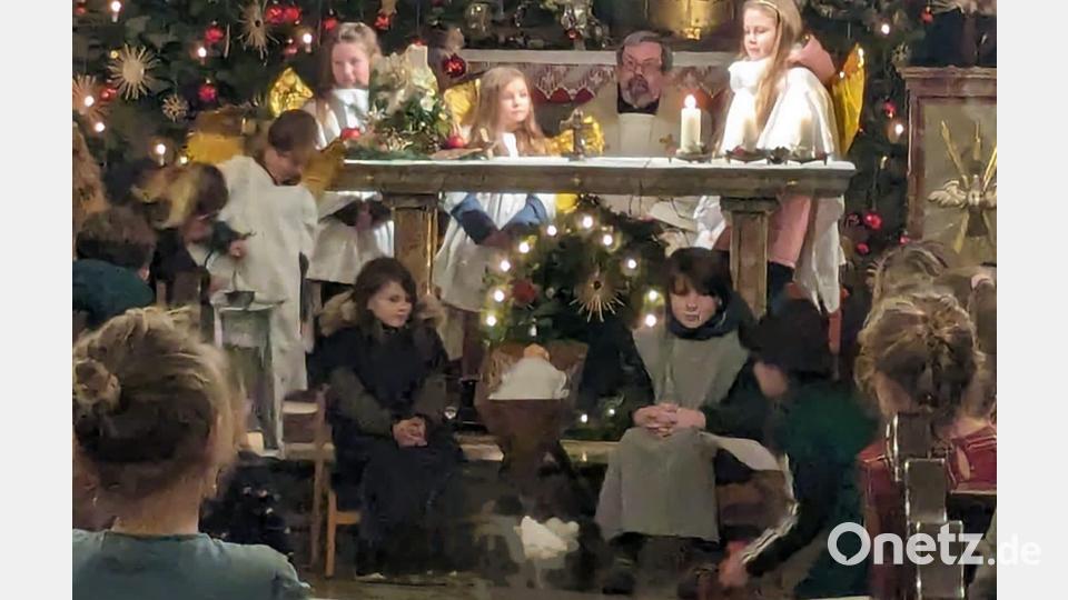 Pfarrer Markus Ertl und Lektorin Nicole Reichel feiern in St. Anna in Wernberg-Köblitz ökumenische Mette. Ein Krippenspiel gehörte auch hier dazu. Bild: Akiko Pischulti/exb