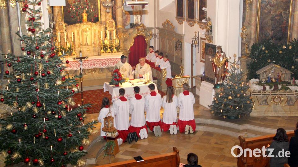 In Konzelebration mit Ruhestandspfarrer Max Stigler und zahlreichen Gläubigen feiert Pater Savari die Eucharistie bei der Christmette in der Pfarrkirche St. Martin Niedermurach. Bild: Josef Böhm