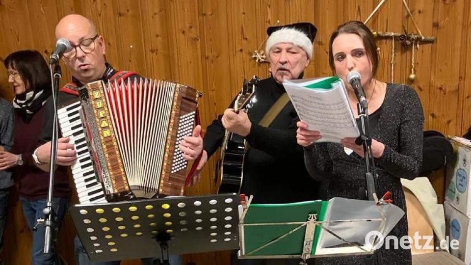 Auch Musik gehört zum Weihnachtsabend beim CVJM in Amberg. Bild: Sabine Graf/exb