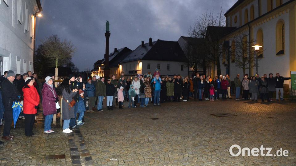 Trotz wenig einladenden Wetters waren viele Besucher zur musikalischen Einstimmung aufs Weihnachtsfest auf den Kirchplatz gekommen. Bild: jr