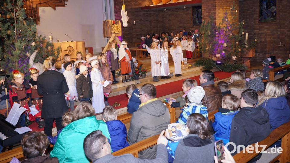 Die Kinder der Grundschule erinnern in Dürnsricht an die Geburt Jesu mit einem Krippenspiel Bild: nib