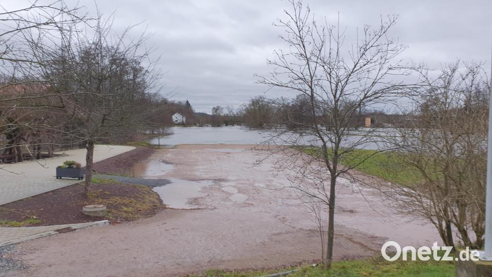 Das Wasser reicht am ersten Weihnachtsfeiertag noch bis zum Parkplatz der Zoiglstube Brucksaler in Neustadt/WN. Bild: Lowak