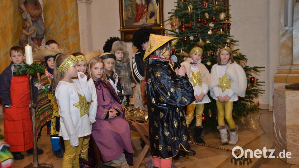 Kinder der Welt kommen in der katholischen Stadtpfarrkirche in Bethlehem an Heiligabend an. Bild: dob