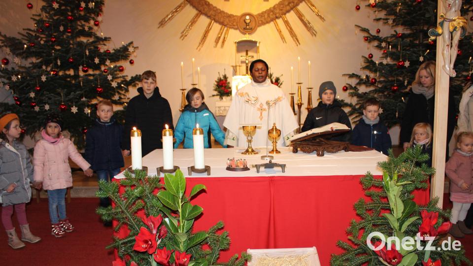 In Trisching zelebriert Pfarrrvikar Edmund Onah den Gottesdienst. Bild: ral