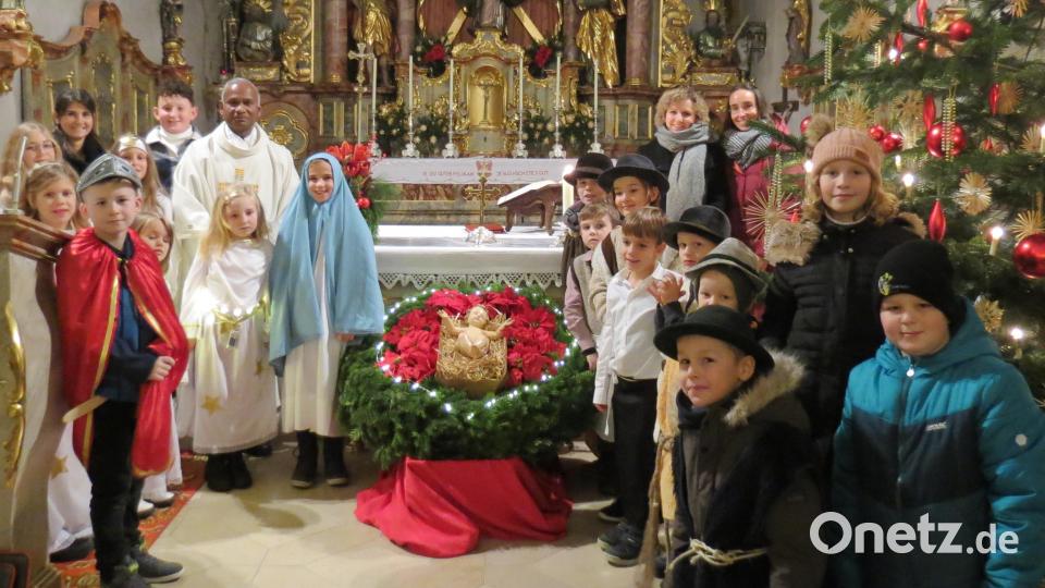 Mit &quot;Stern über Bethlehem, nun bleibst du steh&#039;n und lässt das Wunder uns seh&#039;n&quot; beschließen die Kinder in Altendorf ihr Krippenspiel in der Christmette, die Pfarrer Varakaparambil Johnson zelebrierte. Bild: tja