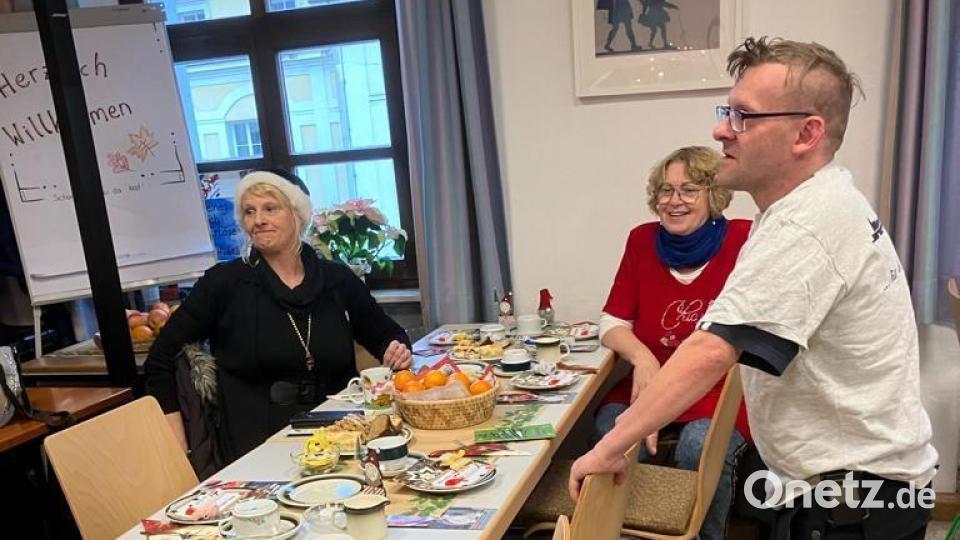 Niemand muss an Heiligabend alleine sein: Das sagt der CVJM Amberg schon seit über 55 Jahren und lädt alle, die nicht allein sein wollen, zu einer Weihnachtsfeier am 24. Dezember zu sich ein. Bild: Sabine Graf/exb