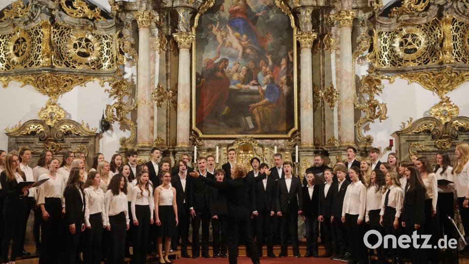 Der Chor des MRG unter der Leitung von Michaela Treese. Bild: Wolfgang Steinbacher