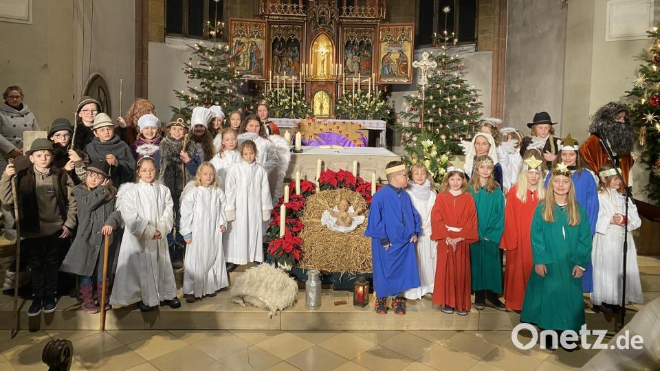 Die kleinen Schauspieler nach dem großen Auftritt vor der Krippe in der Nabburger Stadtpfarrkirche. Bild: aub