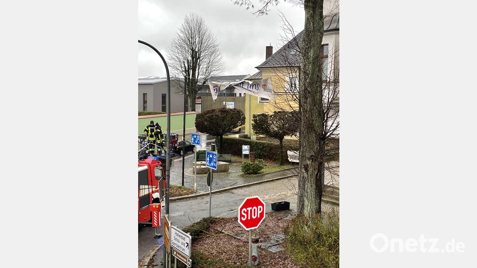 Das Banner an de Schöferkreuzung, das das 900-jährige Jubiläum ankündigen sollte, verwirrte sich und drohte zu reißen. Deshalb rückte die Feuerwehr an. Bild: dob