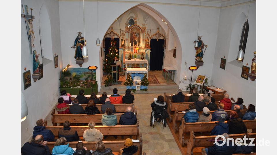 Die Vohenstraußer Stadtpfarrerin Carmen Riebl feierte mit den evangelischen Gemeindemitgliedern in der Waidhauser Autobahnkirche Christmette unter dem Motto &quot;Zimmer frei&quot;. Bild: dob