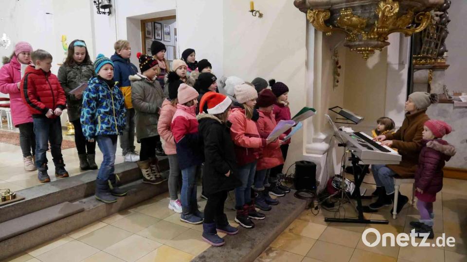 Der Kinderchor wird von Jasmin Bösl am Keyboard begleitet. Bild: gz