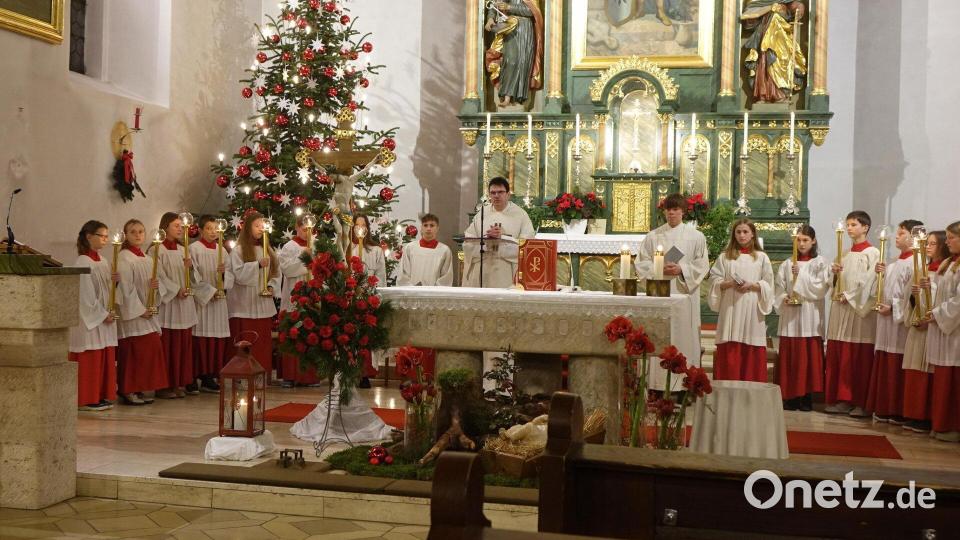 Pfarrer Wolfgang Dietz bei der Christmette in der Pfarrkirche St. Wenzeslaus in Schönsee. Bild: mmj