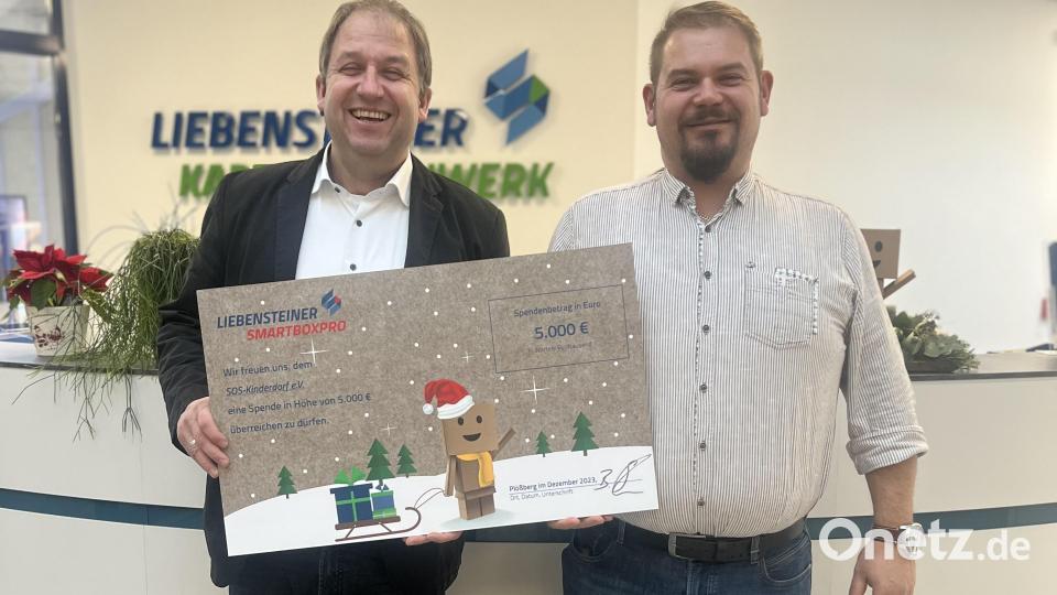 Geschäftsführer Bernhard Schön jun. (rechts) übergab Holger Hassel (links), Leiter des SOS-Kinderdorfs, eine Spende in Höhe von 5000 Euro. Bild: Liebensteiner Kartonagenwerk/exb