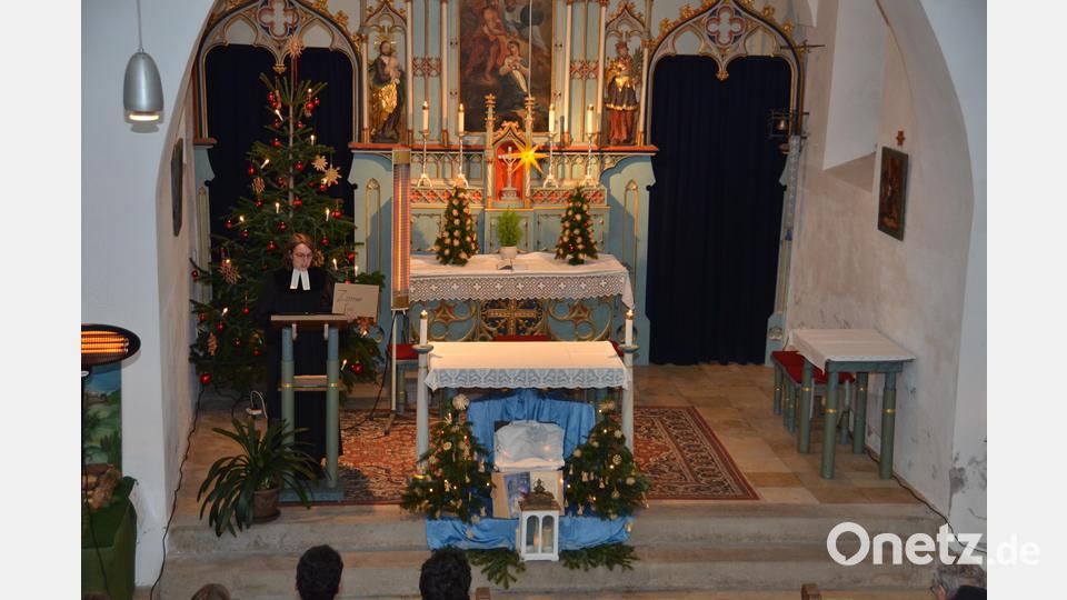 Die Vohenstraußer Stadtpfarrerin Carmen Riebl feierte mit den evangelischen Gemeindemitgliedern in der Waidhauser Autobahnkirche Christmette unter dem Motto &quot;Zimmer frei&quot;. Bild: dob