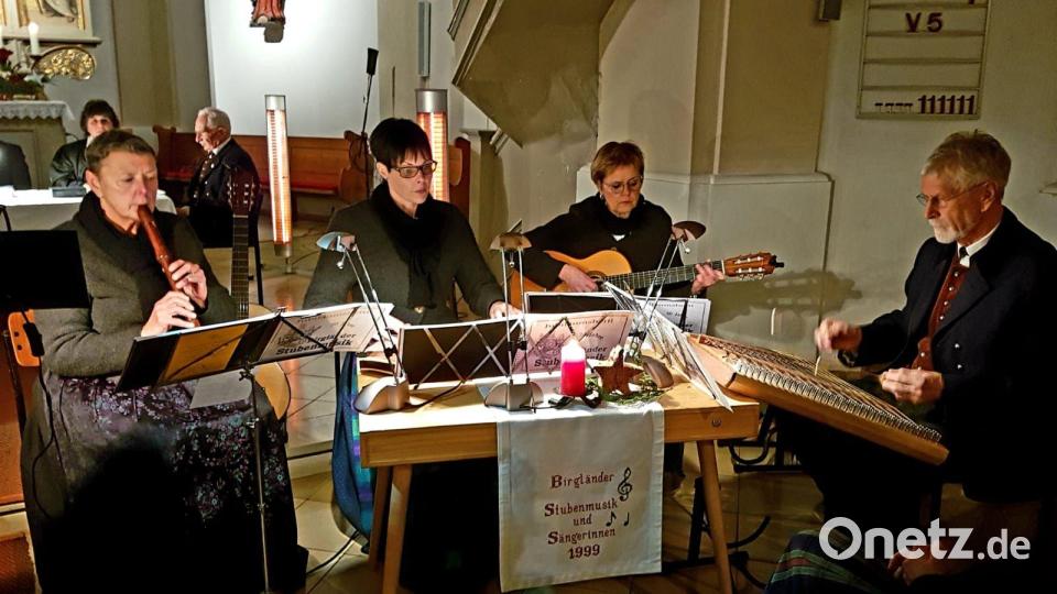 Zwischen den Lesungen streute die Birgländer Stubenmusik Instrumentalstücke ein. Bild: mag