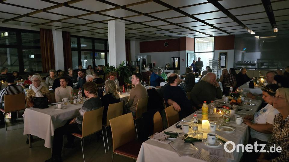 Viele der Besucher genießen den Abend gemeinsam statt einsam. Bild: Daniel Bronold/exb