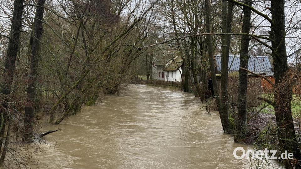 In Unterbruck bedroht das volle Flussbett nahegelegene Häuser. Bild: rpp