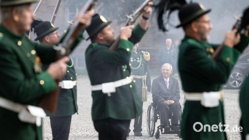 Wolfgang Schäuble (hinten M, CDU), schaut nach einem Festakt anlässlich seines 80. Geburtstags der Freiwilligen Feuerwehr Zell am Harmersbach bei einem Salutschuss zu. Bild: Marijan Murat/dpa