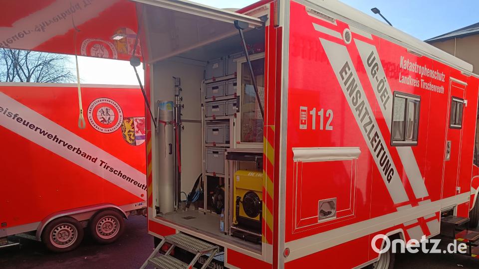 Einsatzkräfte von Feuerwehr, Polizei, Rettungsdienst und Wasserwacht suchten nach einem 65-jährigen Mann in Mitterteich, der seit Dienstagabend vermisst wurde. Bild: nic