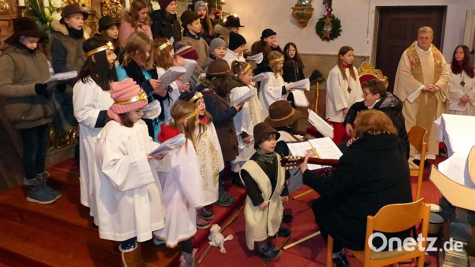 Der Kinder- und Jugendsingkreis Speinshart gestalteten beeindruckend die Kinderchristmette in der Schlammersdorfer Pfarrkirche Bild: lgc
