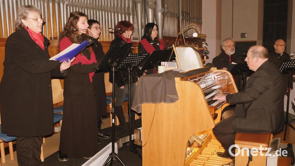 Mit hervorragender stimmlicher Harmonie und Qualität präsentierte sich die Chorschola bei ihren Darbietungen Bild: mab