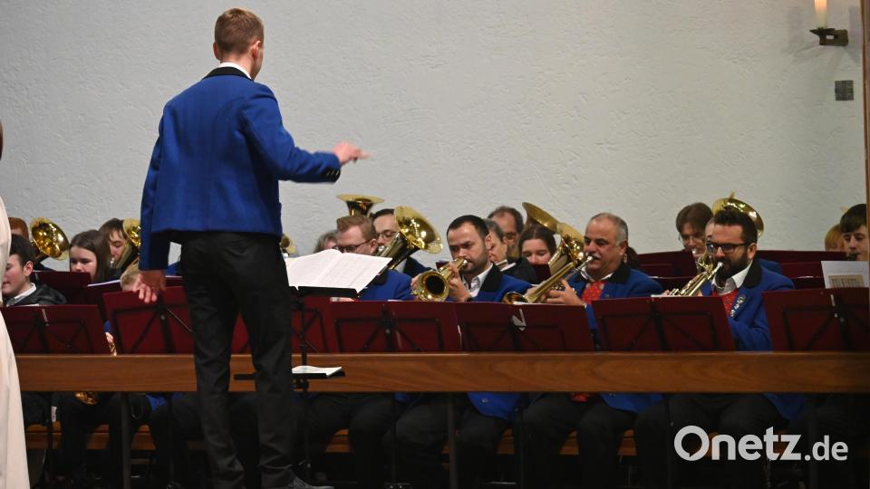 Hervorragend vorbereitet präsentierte sich die Pirker Blechmusi unter der Leitung von Thomas Kick wie alle Jahre am zweiten Weihnachtsfeiertag in der Auferstehungskirche. Bild: kki