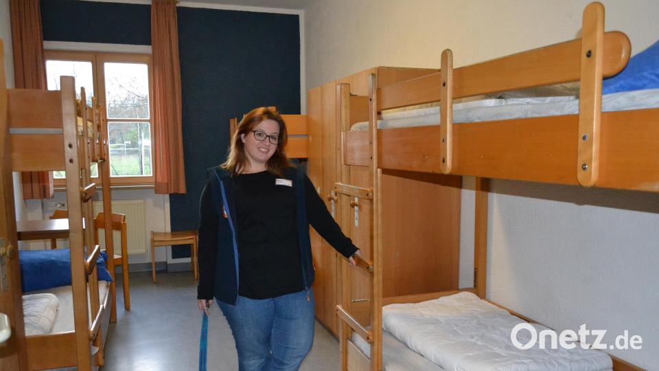 Julia Rupp steht in einem Vierbettzimmer der Jugendherberge. Bild: as