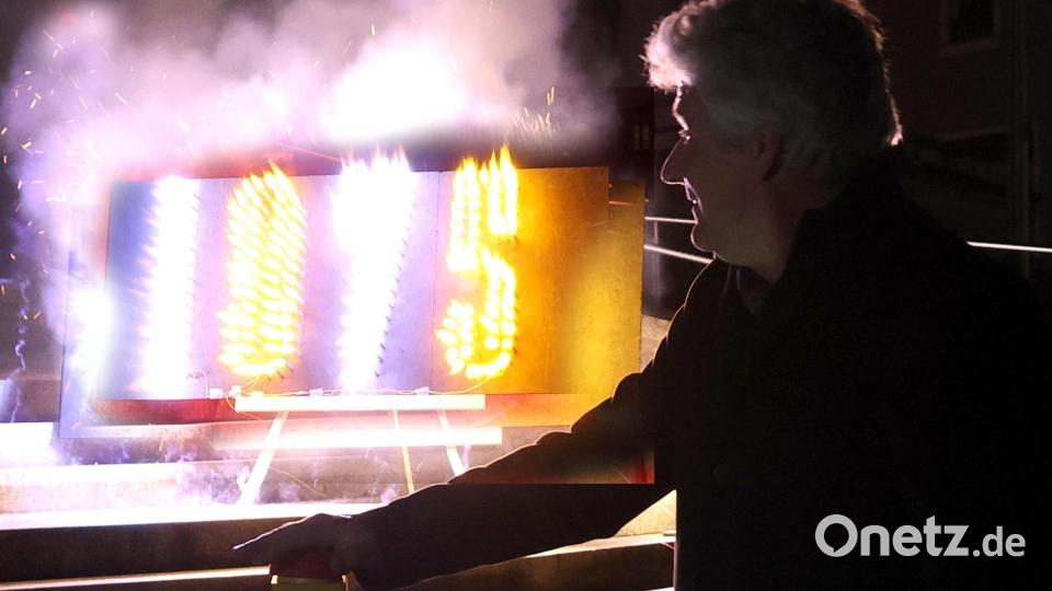 Bürgermeister Robert Lindner drückte bei der Silvesterparty 2022 den Buzzer zum Start des Großfeuerwerks, das das Jubiläumsjahr eröffnete. Mit einem Festgottesdienst geht es zu Ende. Archivbild: omu
