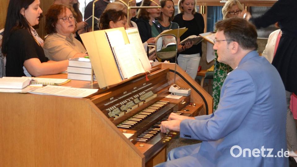 Organist Roland Assion hatte für den Pirker Kirchenchor eine feierliche Messe geschrieben, die in der Christmette ihre Uraufführung hatte. Bild: kki