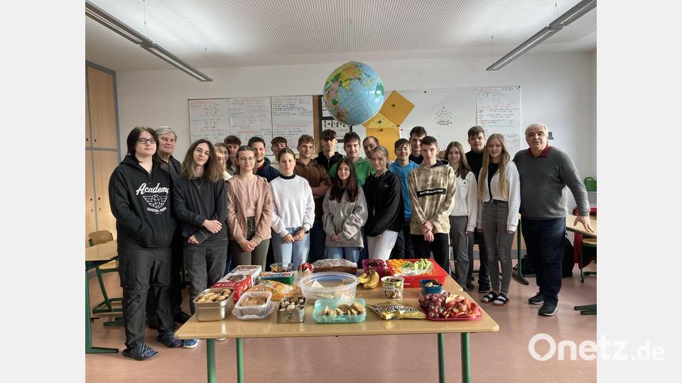Das von den Schülern vorbereitete Buffet trug dazu bei, dass sich auch während der Schreibwerkstatt eine angenehme und ungezwungene Atmosphäre entwickelte. Bild: Köppl-Rötzer/exb
