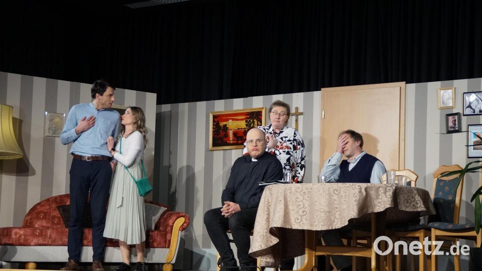 Während sich Katja (Lisa Gitter), die flüchtige Bekannte von Thomas Schulz (Johannes Niebauer) an ihren Liebsten klammert, sind Herbert Werner (Martin Ebenhöch), seine Frau Susanne (Lisa Prögler) und der Pfarrer (Daniel Retzer) geschockt über die verrückte Familie Schulz. Bild: wel