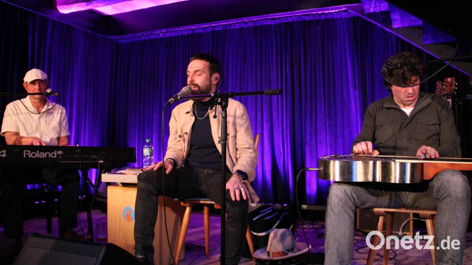 Ein energiegeladenes Blueskonzert servierte &quot;San2&quot; alias Daniel Gall (Mitte) zwei Tage vor dem Heiligen Abend in der Schafferhof-Tenne. Den Blues hatten auch seine beiden musikalischen Begleiter Ludwig Seuss (links) und Sebastian Schwarzenberger (rechts). Bild: prh