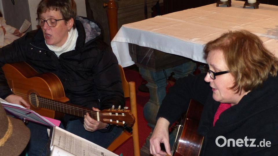 Bettina Wellert (links) und Claudia Reindl hatten die Kinder auf die Christmette trefflich vorbereitet und begleiteten sie im Gottesdienst mit ihren Gitarren Bild: lgc