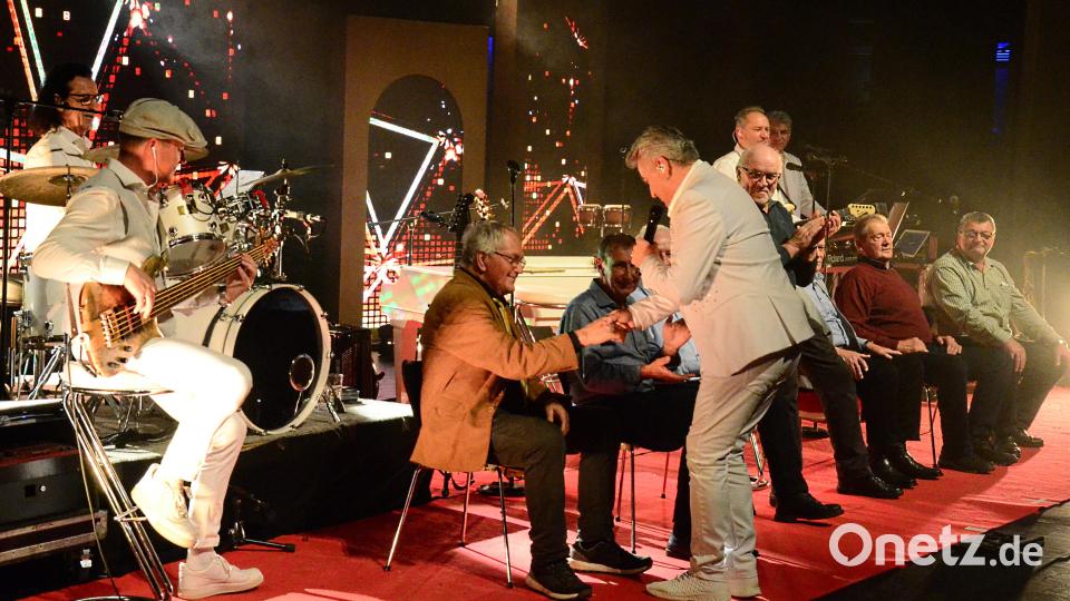 360 Jahre Feuerwehr auf der Bühne. Für langgediente Ehrenamtliche aus dem Publikum, die sich in ihrer Freizeit für andere Menschen einsetzen. singt Dietmar Ganshofer &quot;Wir sind Kameraden&quot;. Bild: Kunz