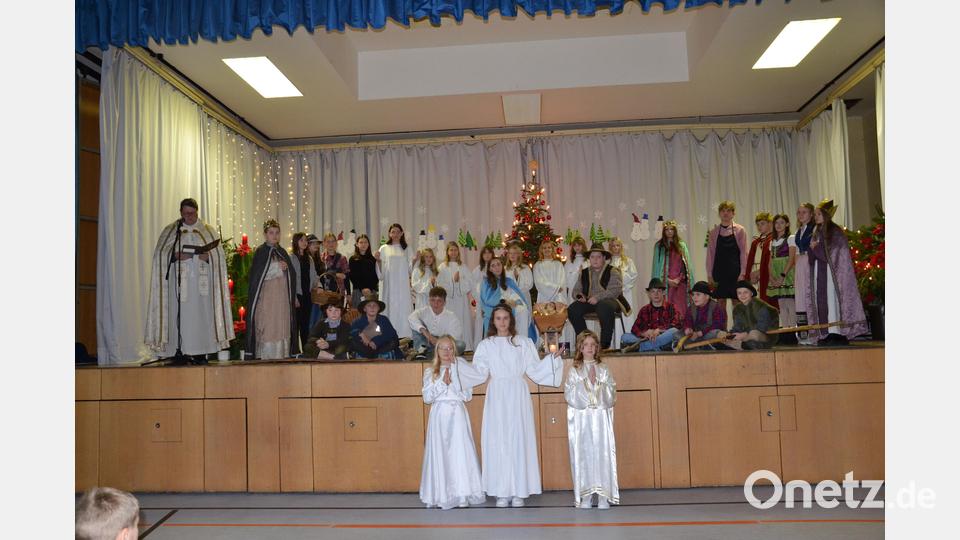 Ministrantinnen und Ministranten haben das Krippenspiel bei der Christkindl-Andacht aufgeführt. Drei Engel brachten am Ende das Friedenslicht, das auch mit nach Hause genommen werden konnte. Bild: gi