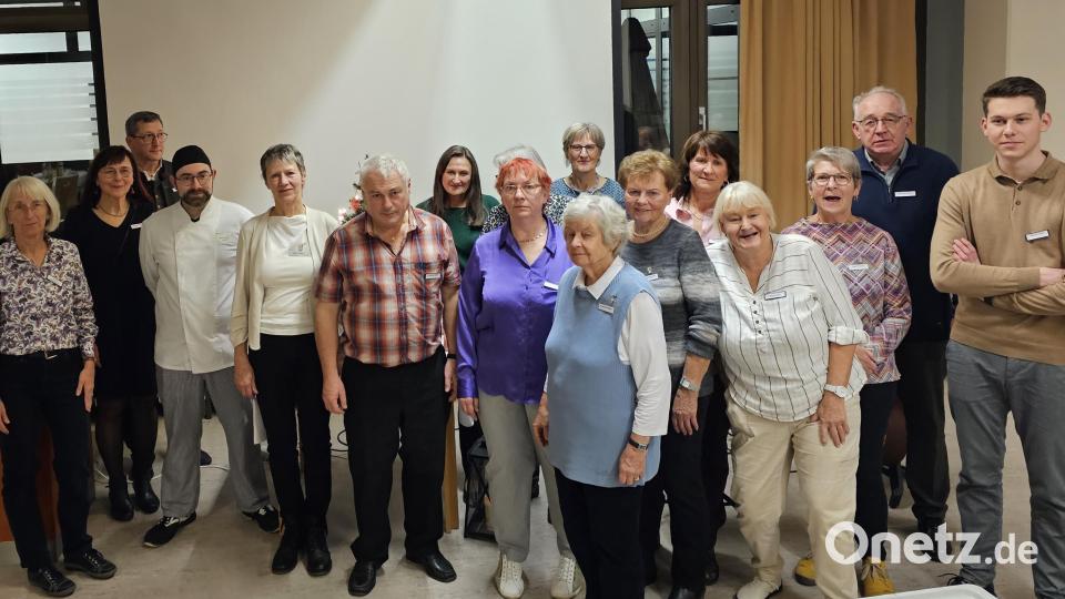 Dagmar Deutschländer (links) von der Diakonie, Pfarrer Holm Haschker (Dritter von links) und Ronny Hinderlich vom Klinikum Weiden (Vierter von links) sorgten zusammen mit den Ehrenamtlichen für einen gelungenen Heiligabend. Bild: Daniel Bronold/exb