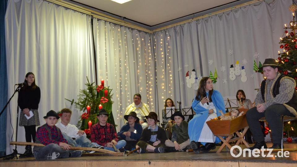 Die Hirten besuchen den Neugeborenen an der Krippe. Bild: gi