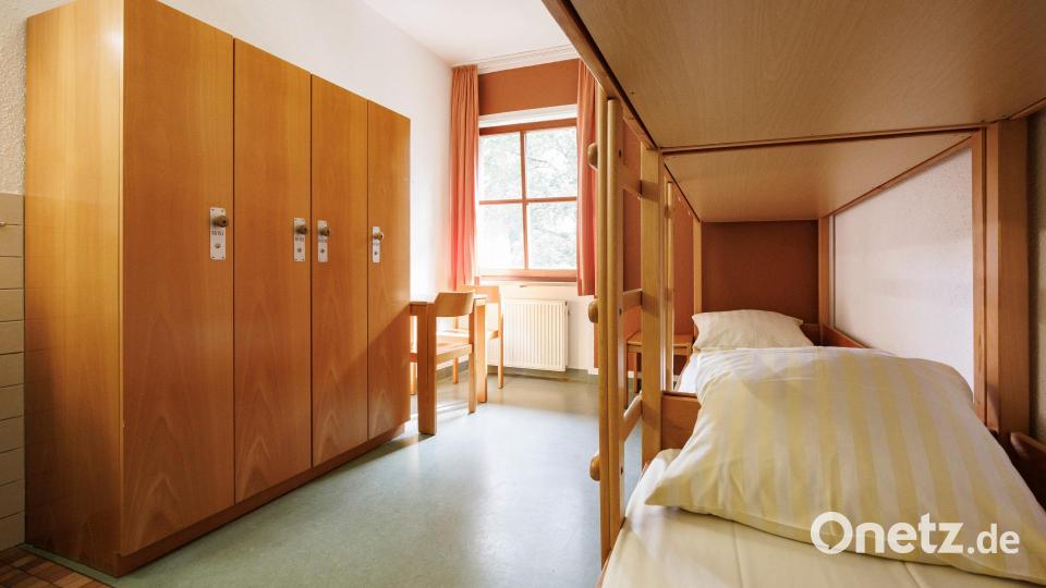 Stabil und zweckmäßig sind die 38 Zimmer ausgestattet. Neben einigen Zwei- und Drei-Bett-Zimmern gibt es Räume für jeweils vier, sechs oder acht Personen. Bild: Robert Pupeter/Deutsches Jugendherbergswerk/Landesverband Bayern