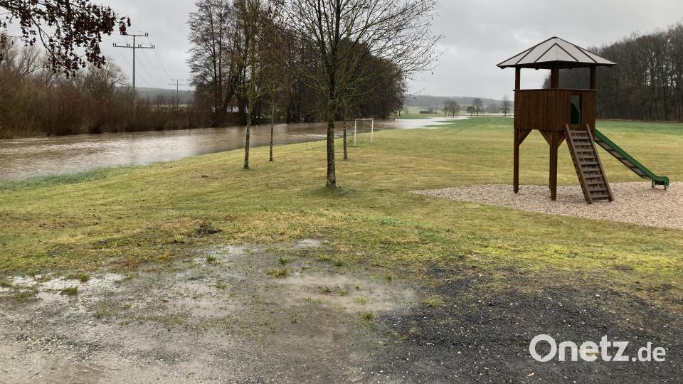 Der Spielplatz in Unterbruck und die Haidenaab, die das Flussbett bereits weiträumig nach Troglau hin verlassen hat. Bild: rpp