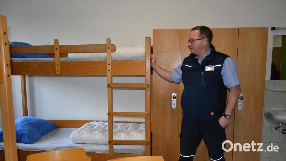Einfach, aber zweckmäßig und solide ist die Ausstattung. Herbergsleiter Florian Brodbeck steht hier vor einem Schrank mit Stockbett in einem Mehrbettzimmer. Bild: as