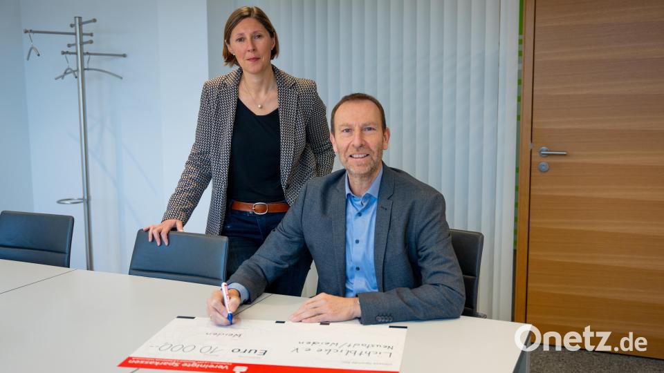 Spenden statt Geschenke: Oberpfalz-Medien-Geschäftsführer Thomas Maul füllt den Scheck zugunsten der Aktion aus, geschäftsführende Verlegerin Viola Vogelsang-Reichl, die sich für die „Lichtblicke“ engagiert, freut sich über die großzügige Unterstützung. Bild: Marina Gube