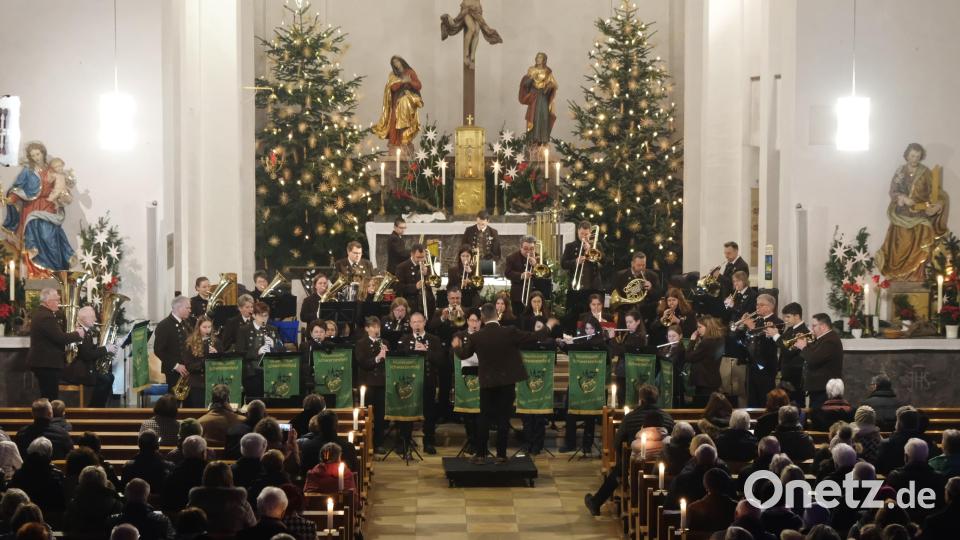 Hier lässt es sich in stimmungsvoller Umgebung bestens musizieren, wie es Chor und Orchester eindrucksvoll vor zahlreichen Besuchern zum Ausdruck bringen. Bild: mab