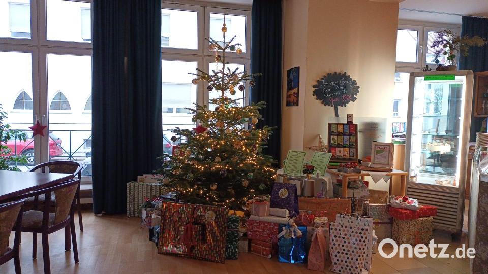 Der Christbaum im Café Grenzenlos mit allen Geschenken für die Senioren. Bild: Daniela Thoma/exb