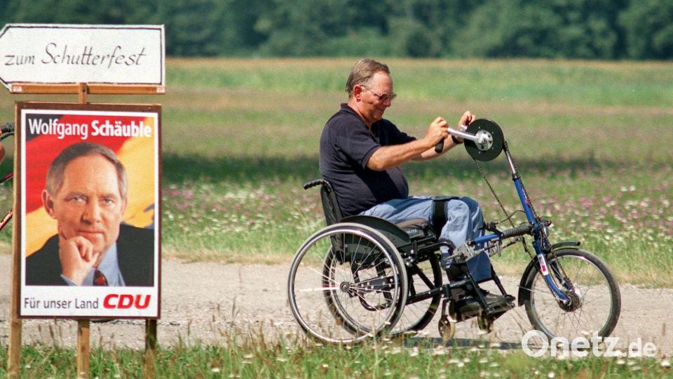 Oft war Schäuble mit seinem Rollbike sportlich unterwegs - wie hier im August 1998 in Offenburg. Bild: Heuberger/dpa