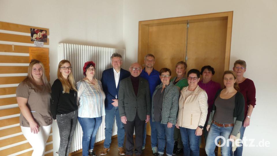 Die offizielle Übergabe der Krankenpflegestation Neukirchen an die Caritas Sozialstation Neumarkt besiegelten (Vierter bis Sechster von links) Geschäftsführer Josef Bogner und Vorsitzender Karl Heinz Ferstl aus Neumarkt sowie der Vorsitzende des Krankenpflegevereins Neukirchen, Wolfgang Sperber. Mit im Bild sind Mitarbeiterinnen der Krankenpflegestation Neukirchen. Bild: rtw